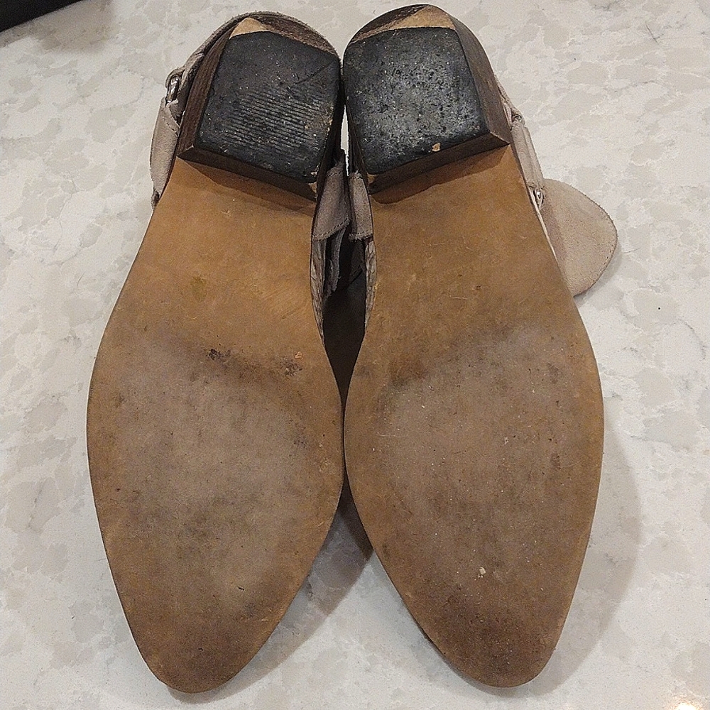 Trafaluc Suede and Snake skin embossed booties in size 7M. Cream colored - Picture 6 of 8